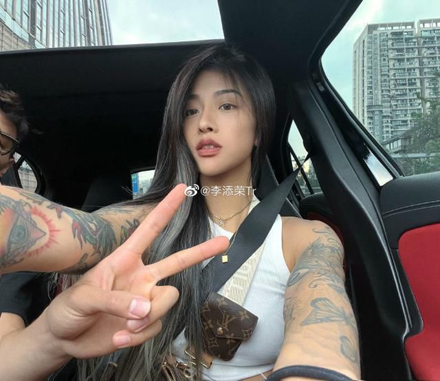 女人趴下脱了内裤光着屁股喷白