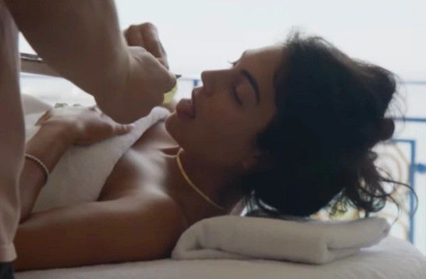美女扒开双腿露出尿口